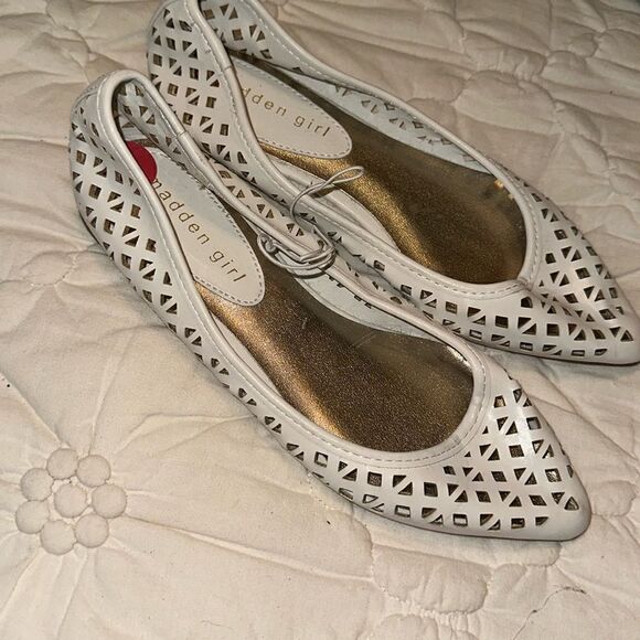 Madden girl, white flats - Picture 1 of 2